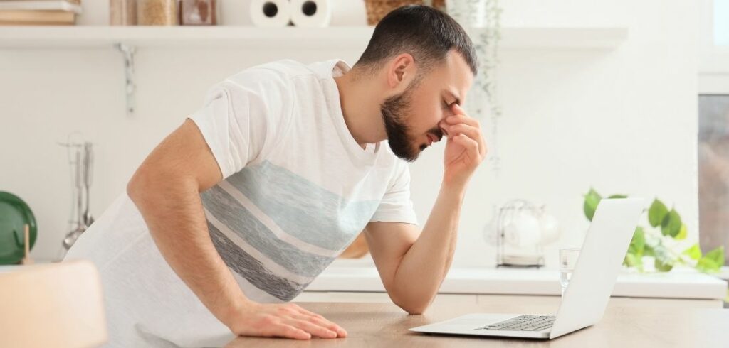 Homme qui se sent mal suite à une intoxycation au monoxyde de carbone