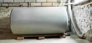 Cuve à fioul métallique installée en intérieur sur support bois – intervention Provence Ramonage en région PACA