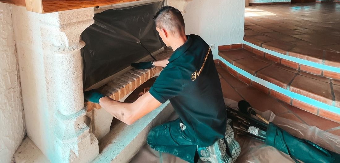 Technicien Provence Ramonage réalisant un contrôle complet d’une cheminée traditionnelle avant intervention.